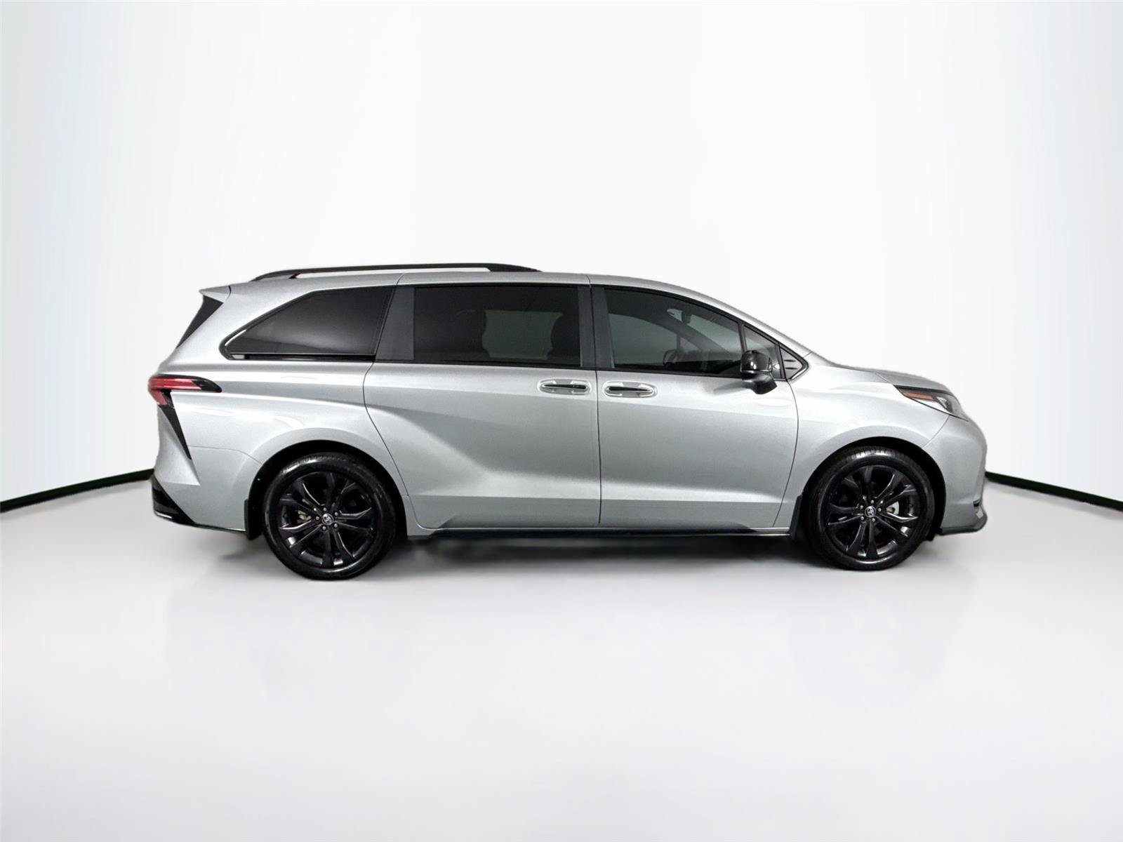 Certified 2025 Toyota Sienna XSE w/ XSE Plus Package FWD image 11