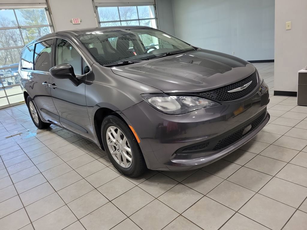 Used 2023 Chrysler Voyager LX image 7