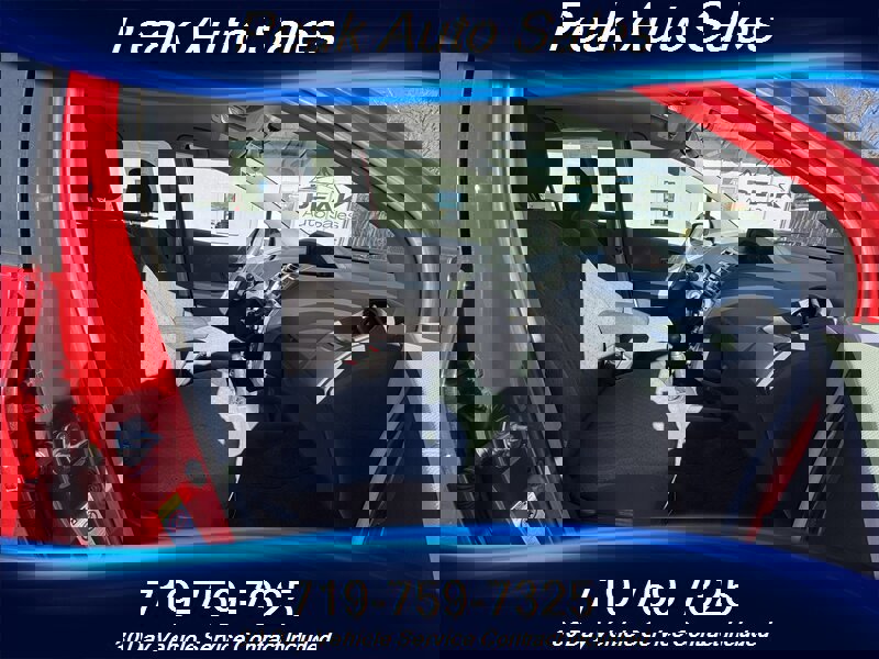 Used 2010 Toyota Yaris 4-Door Hatchback image 24