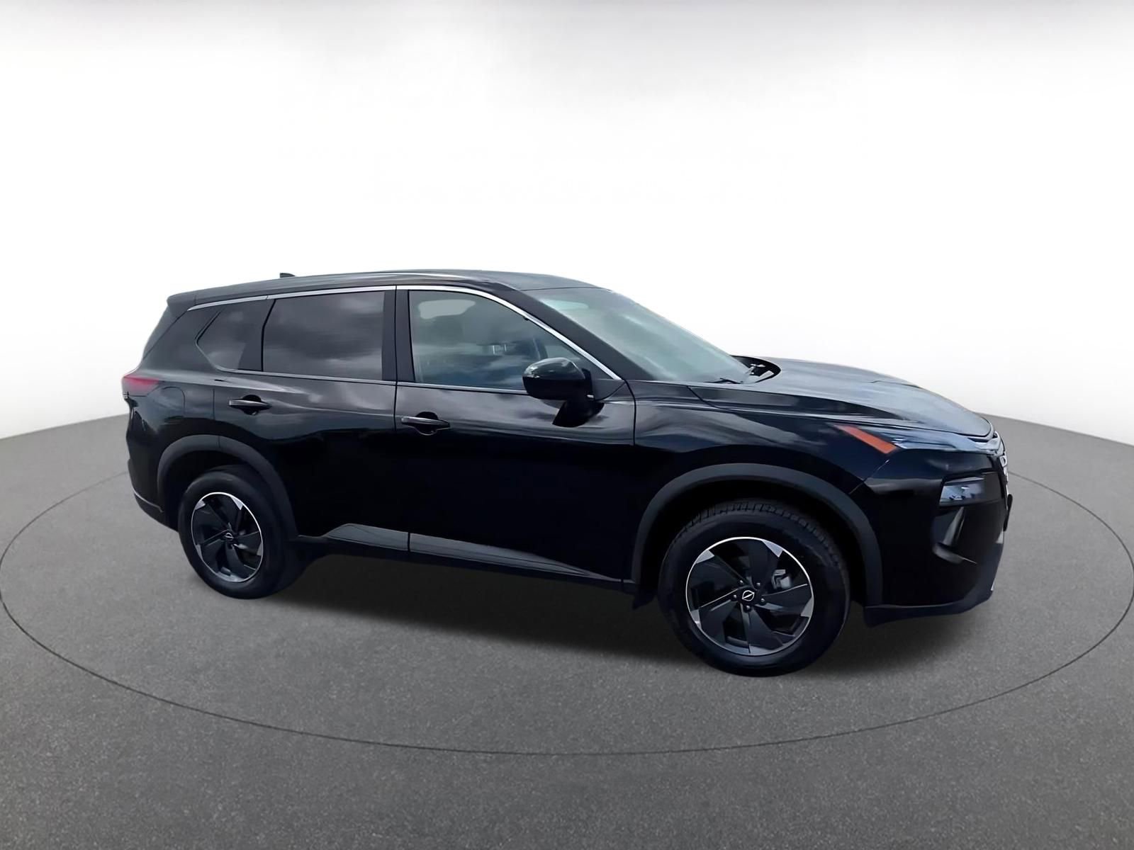 Used 2025 Nissan Rogue SV image 2