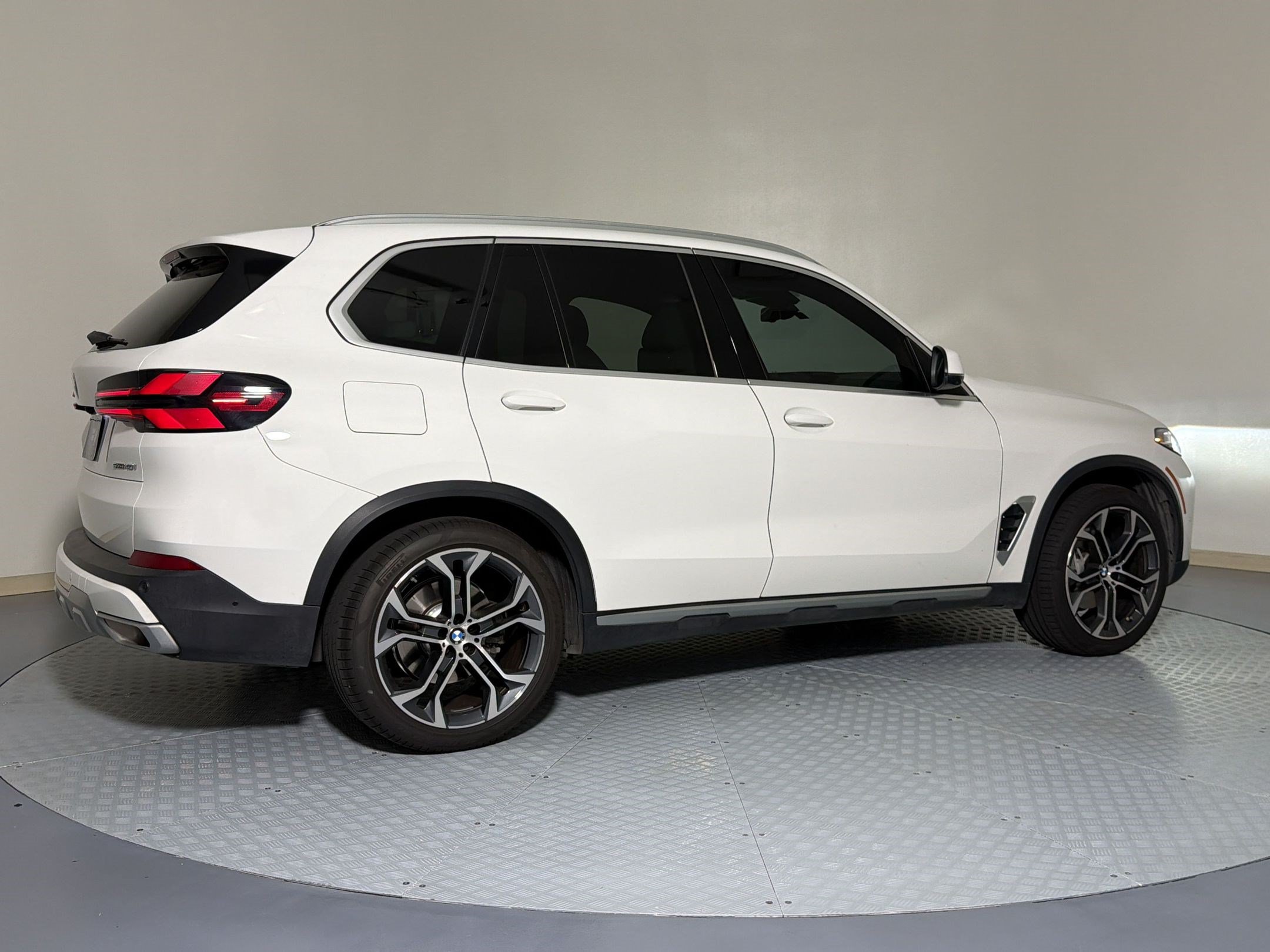 Used 2024 BMW X5 sDrive40i w/ Parking Assistance Package RWD image 5