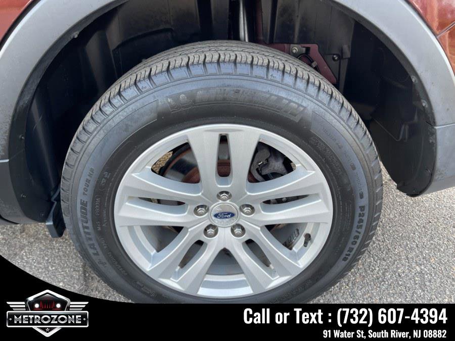 Used 2018 Ford Explorer XLT w/ Equipment Group 202A AWD/4WD image 24