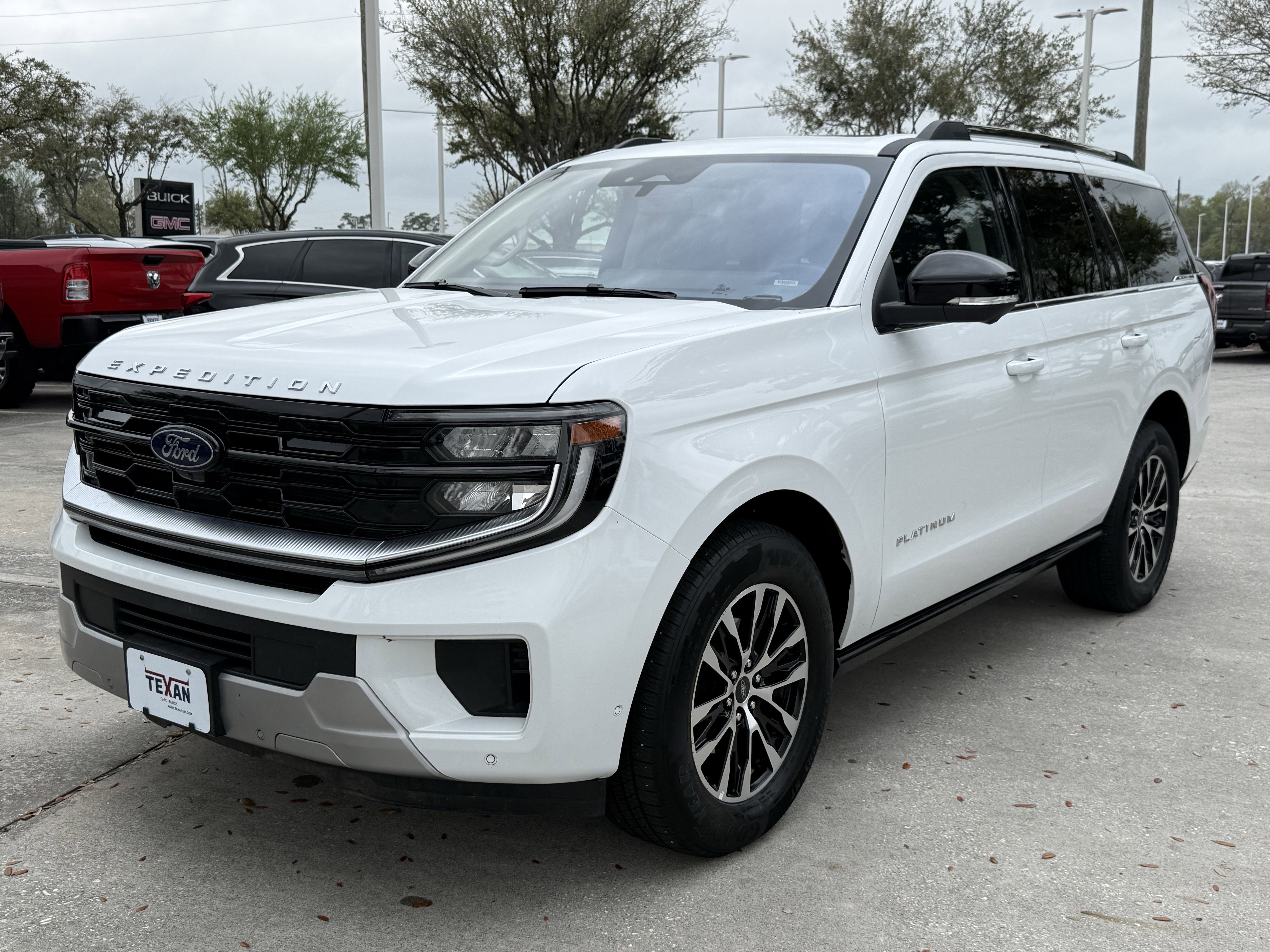Used 2025 Ford Expedition Platinum image 9