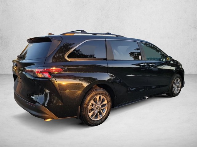 Used 2026 Toyota Sienna XLE FWD image 5