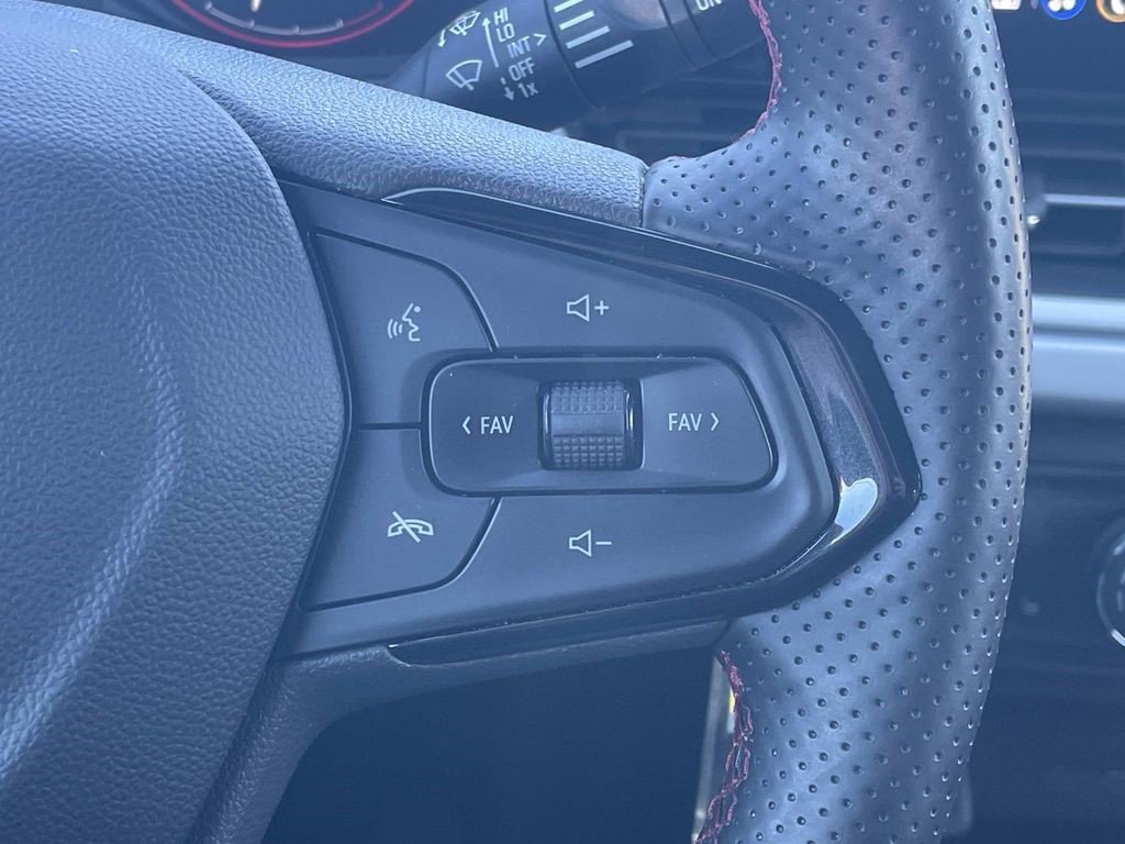 Certified 2025 Chevrolet Trax RS w/ Sunroof Package image 28