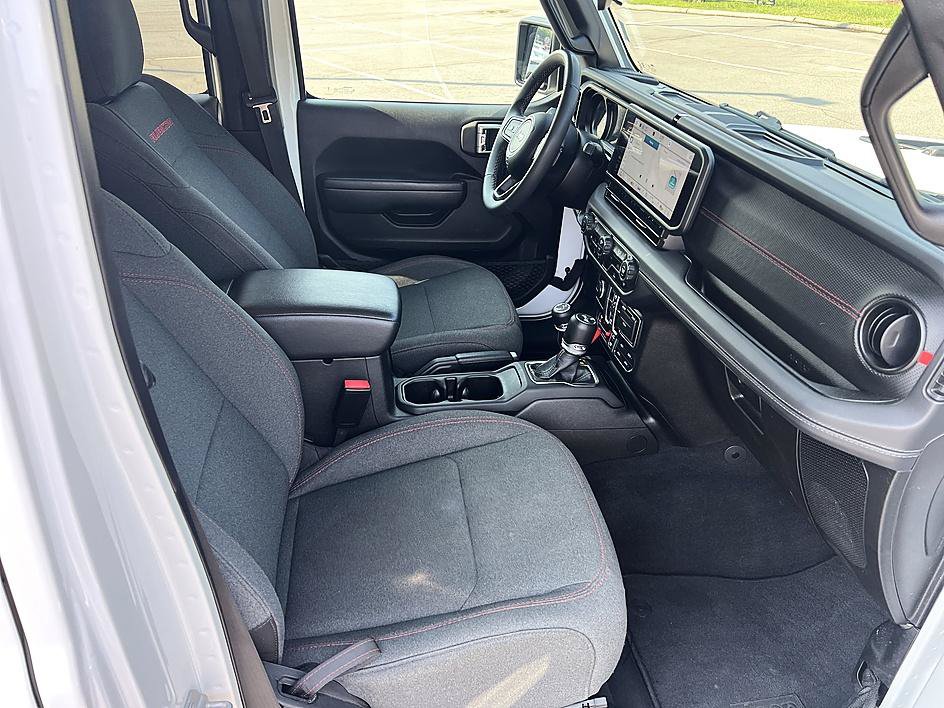 Used 2025 Jeep Wrangler Unlimited Rubicon AWD/4WD image 17
