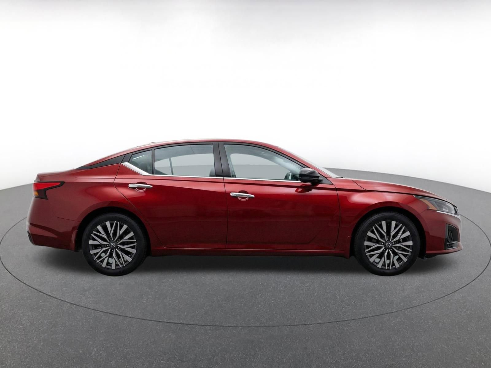 Used 2025 Nissan Altima 2.5 SV FWD image 14