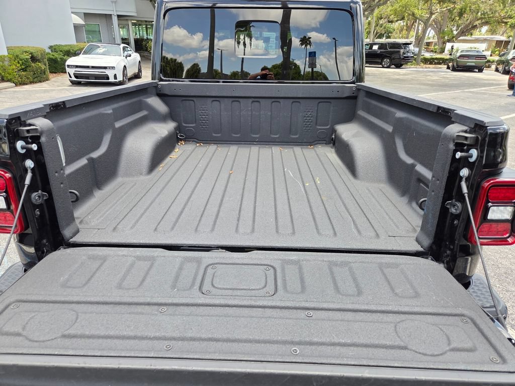 Used 2023 Jeep Gladiator Overland AWD/4WD image 9