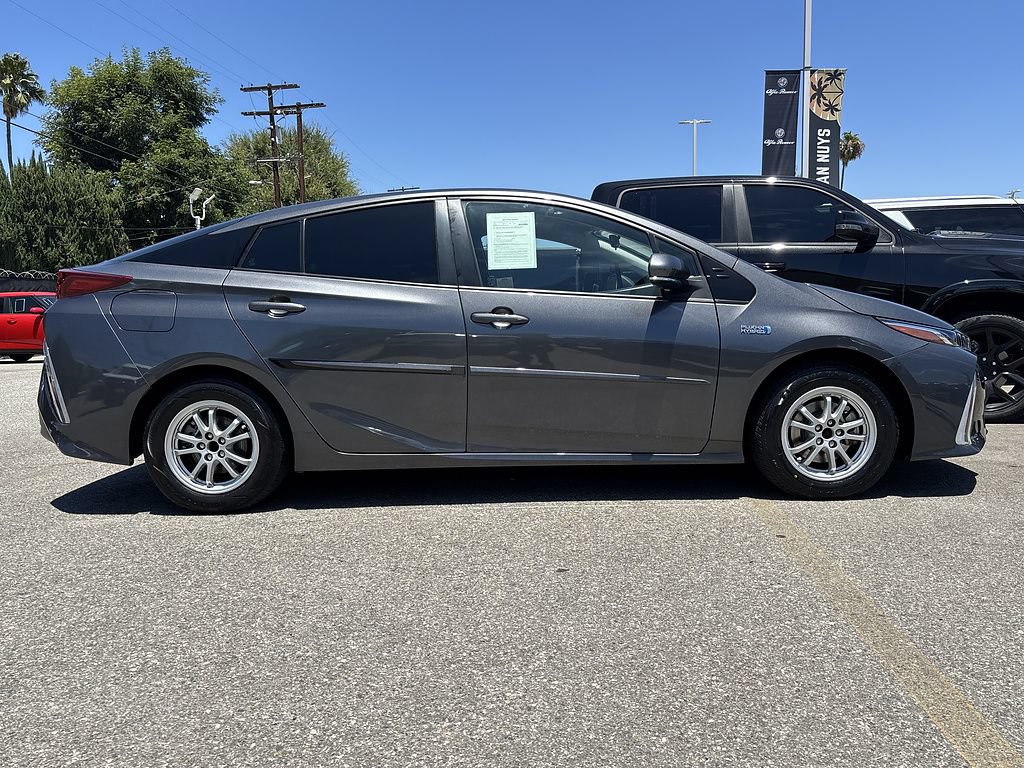 Used 2022 Toyota Prius Prime XLE FWD image 2