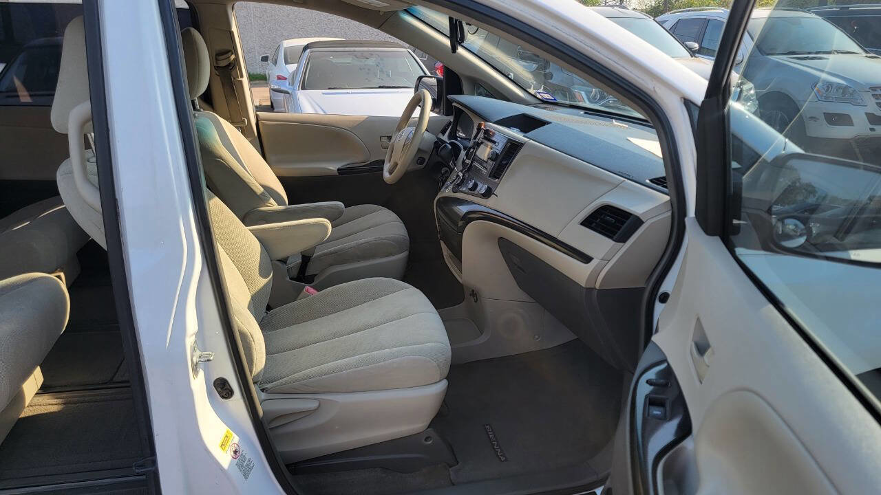 Used 2014 Toyota Sienna L FWD image 10