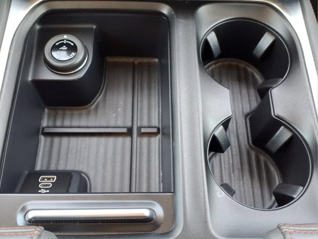 Used 2025 Ford Expedition Active RWD image 16