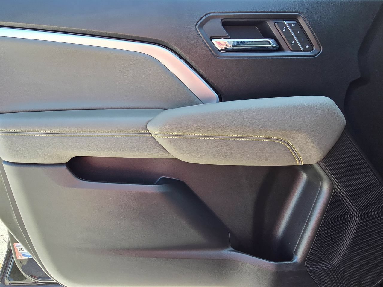 Used 2025 Chevrolet Colorado ZR2 w/ Technology Package AWD/4WD image 13