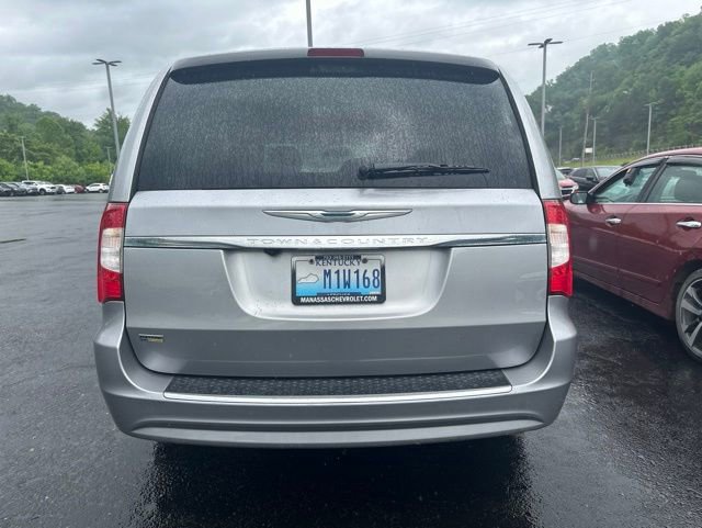 Used 2016 Chrysler Town & Country Touring FWD image 9