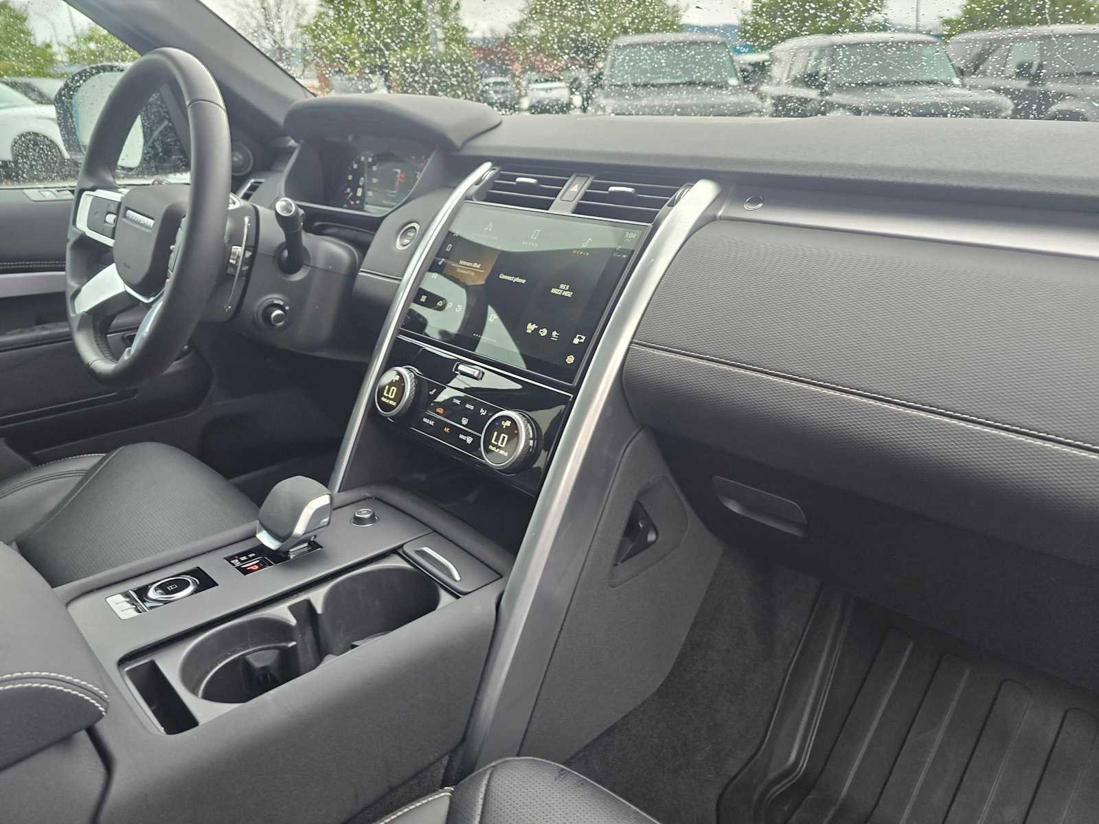 Used 2025 Land Rover Discovery Dynamic SE image 10