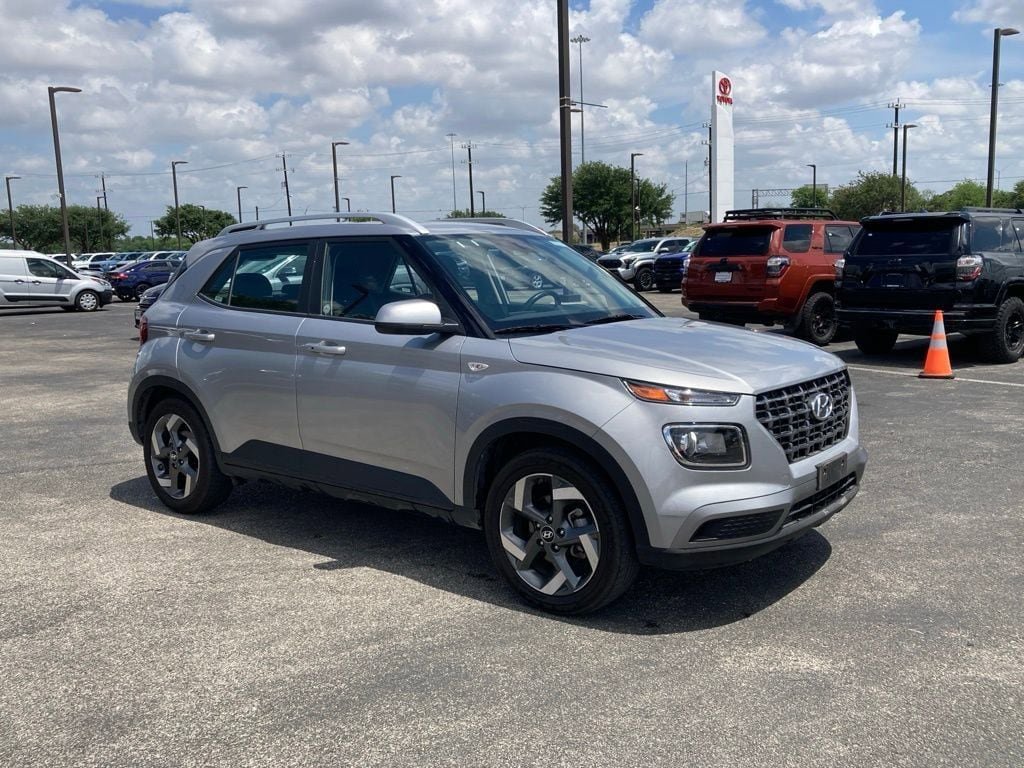 Used 2025 Hyundai Venue SEL FWD image 2