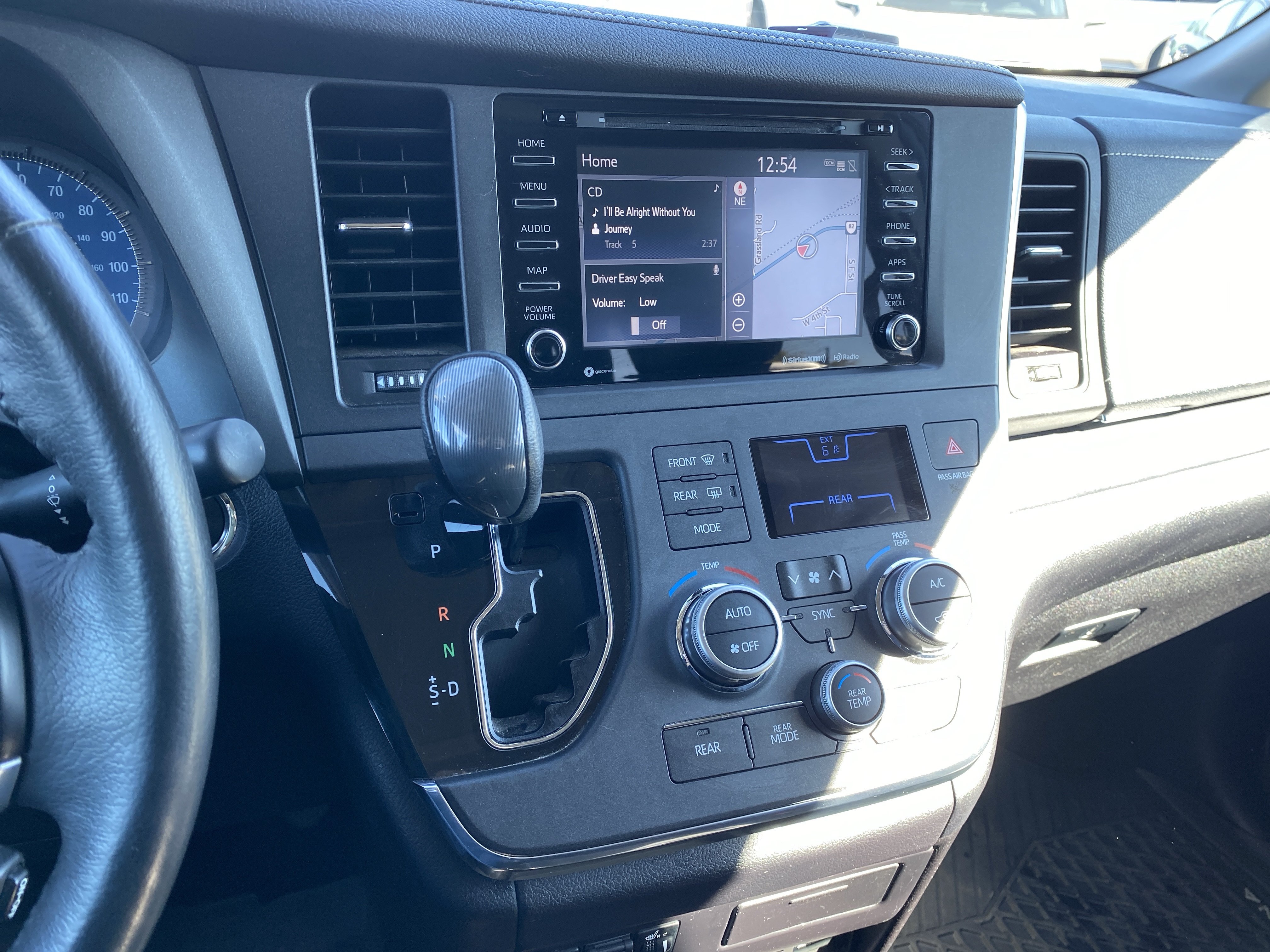 Used 2018 Toyota Sienna SE FWD image 18