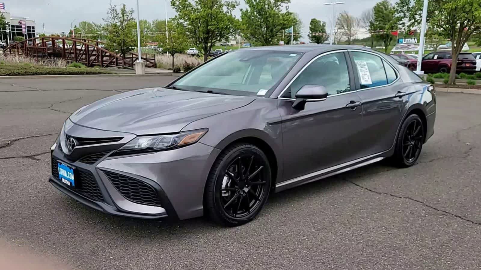 Used 2023 Toyota Camry SE w/ Cold Weather Package FWD image 4