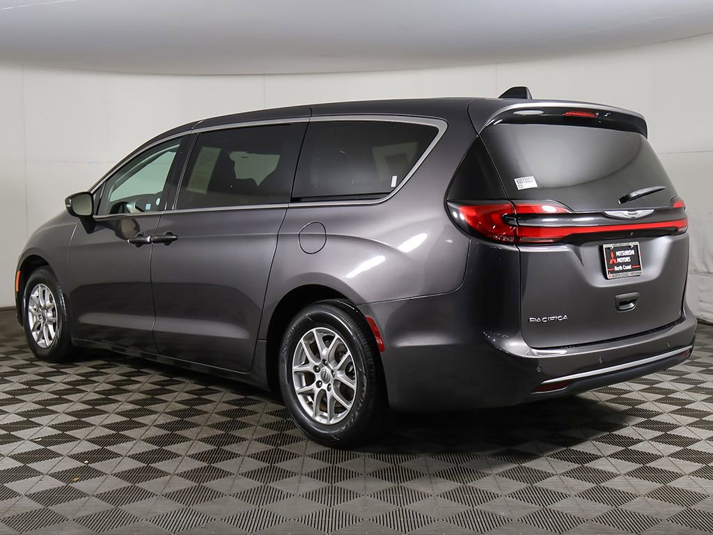 Used 2023 Chrysler Pacifica Touring-L FWD image 11