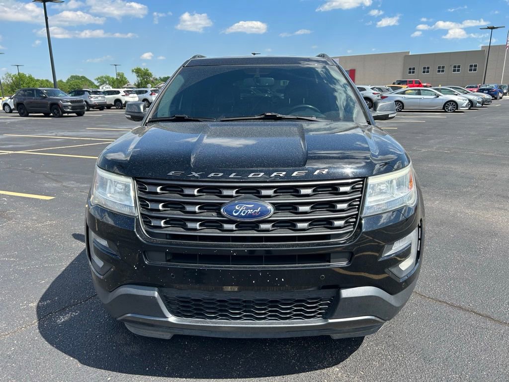 Used 2017 Ford Explorer XLT w/ Equipment Group 202A FWD image 4