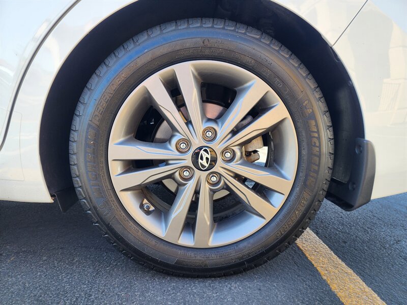 Used 2018 Hyundai Elantra SEL FWD image 14