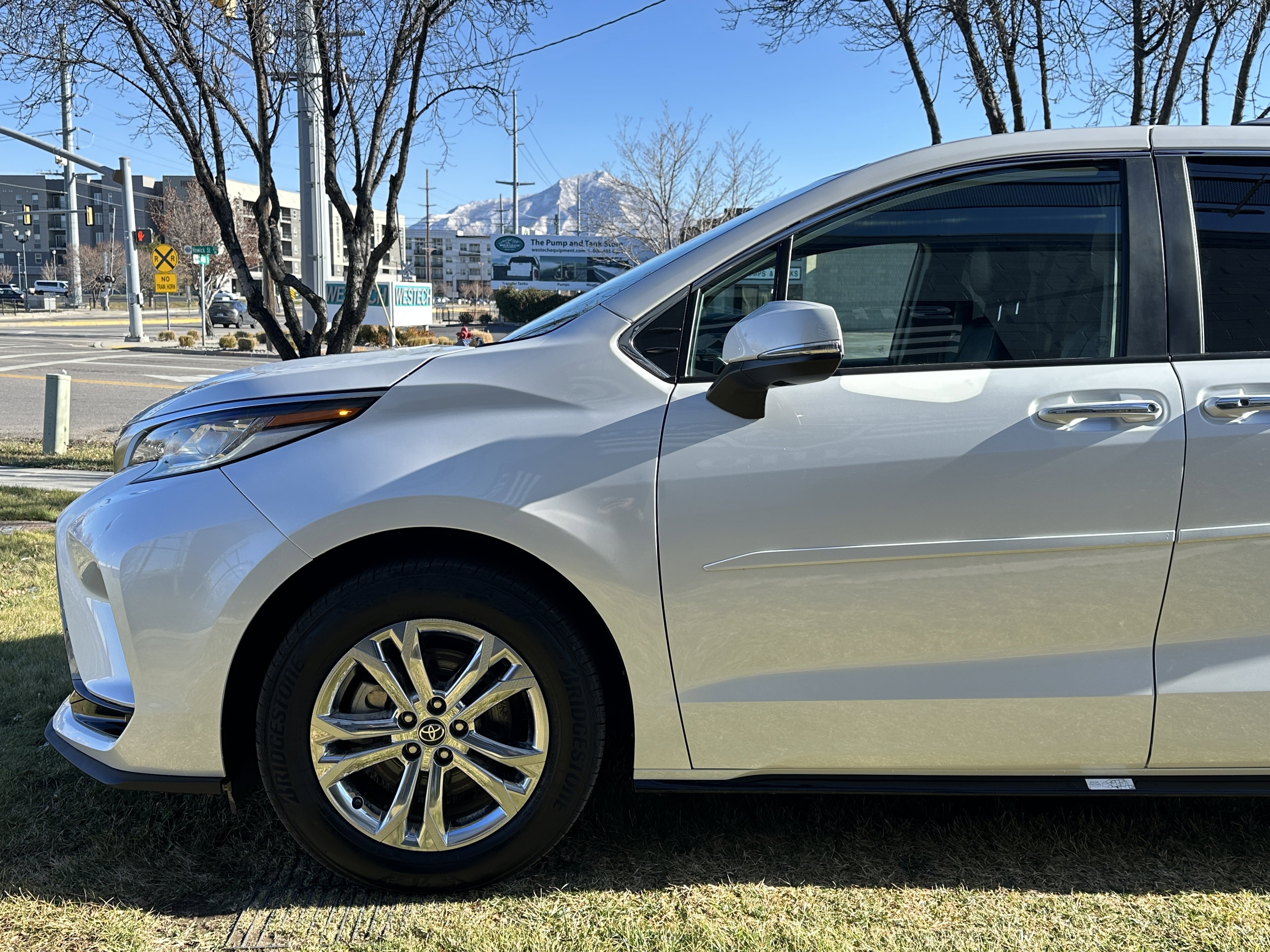 Used 2025 Toyota Sienna Limited image 10