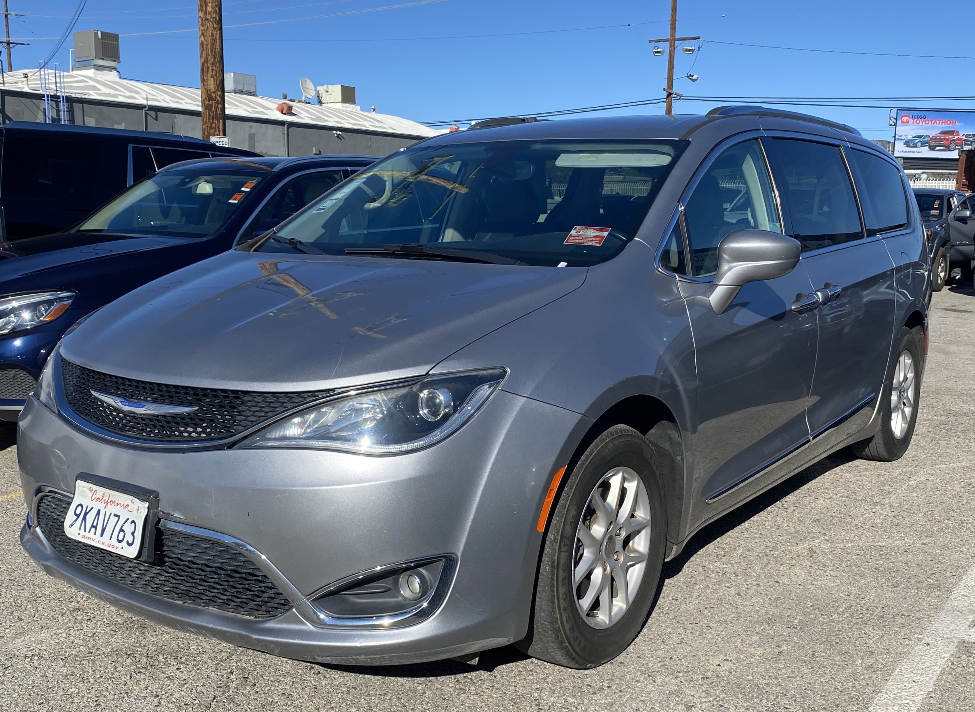 Used 2020 Chrysler Pacifica Touring-L image 2