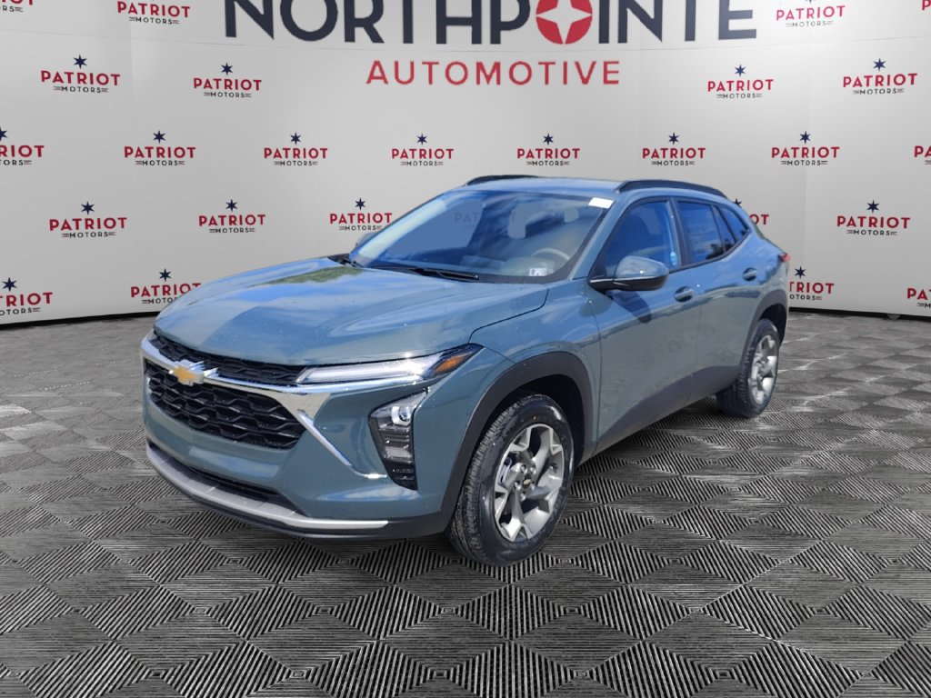 Used 2025 Chevrolet Trax LT FWD image 2