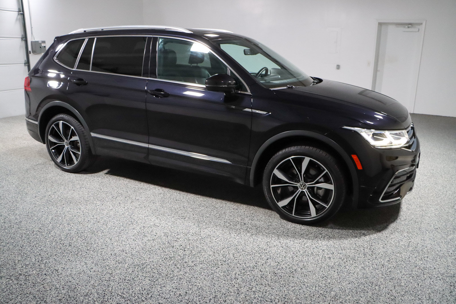 Used 2022 Volkswagen Tiguan SEL R-Line AWD/4WD image 6