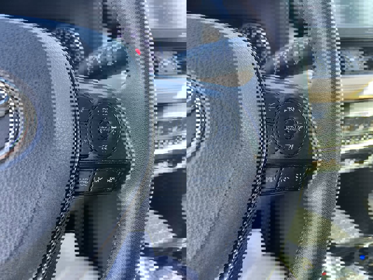 Used 2021 Toyota RAV4 XLE Premium image 20