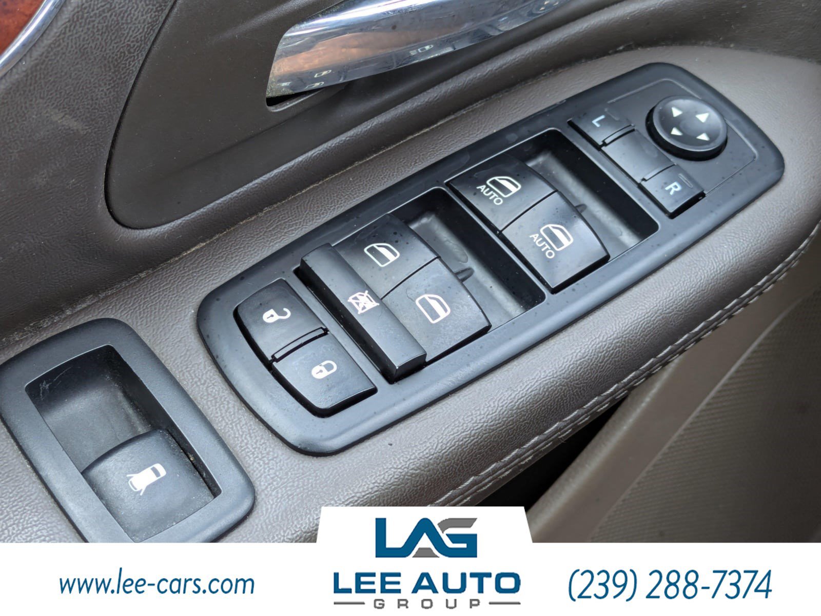 Used 2014 Chrysler Town & Country Touring w/ Driver Convenience Group FWD image 19