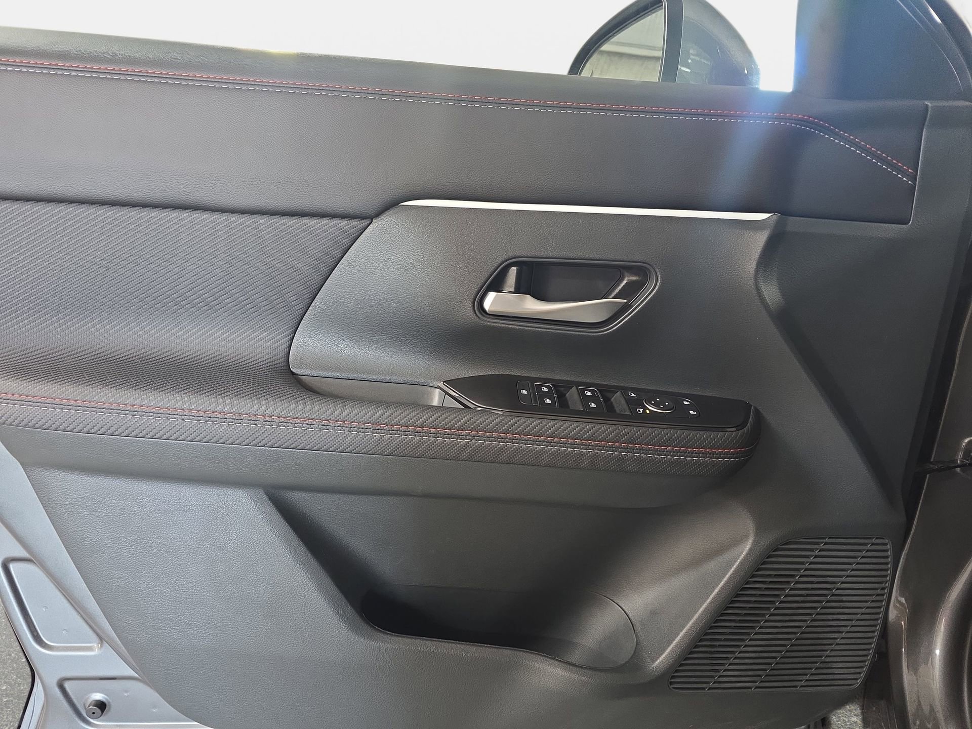 Certified 2025 Nissan Kicks SR image 24