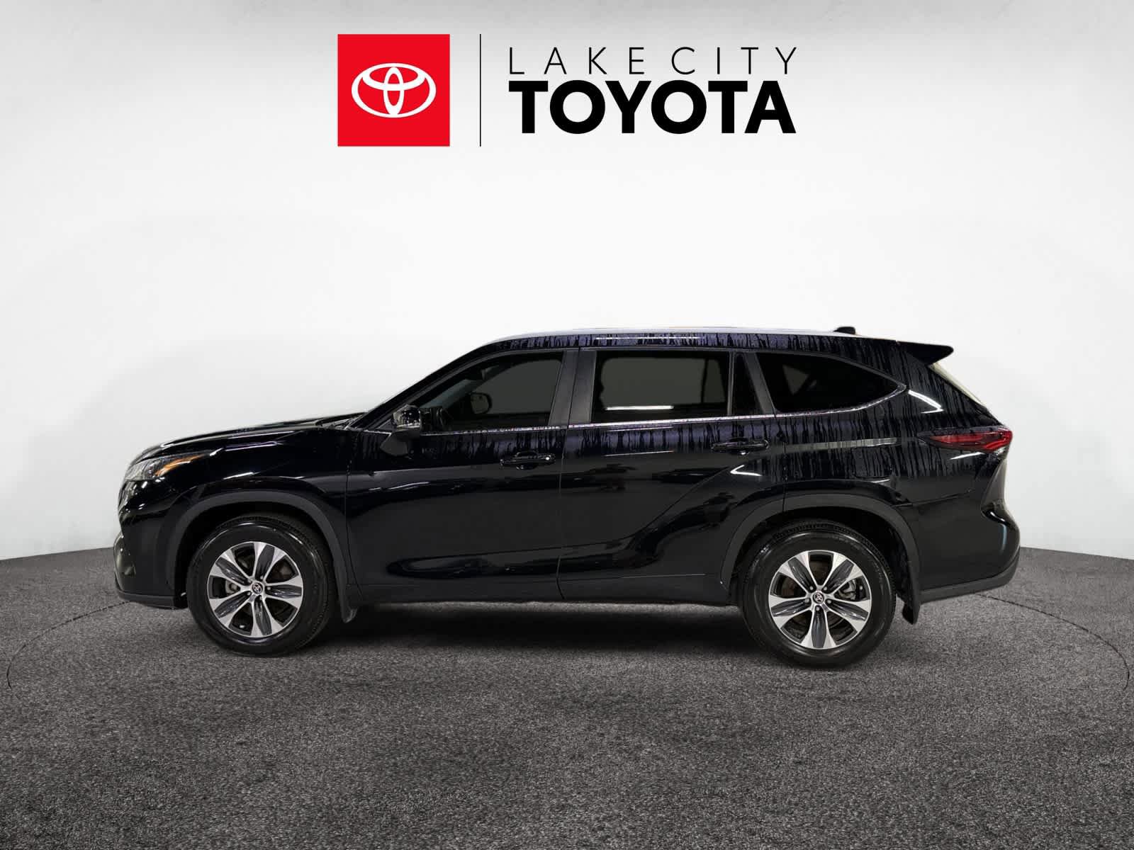 Used 2024 Toyota Highlander XLE image 3