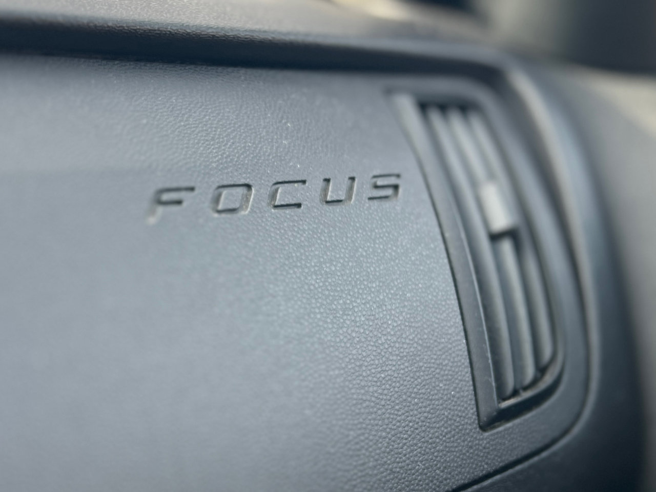 Used 2010 Ford Focus SE image 28