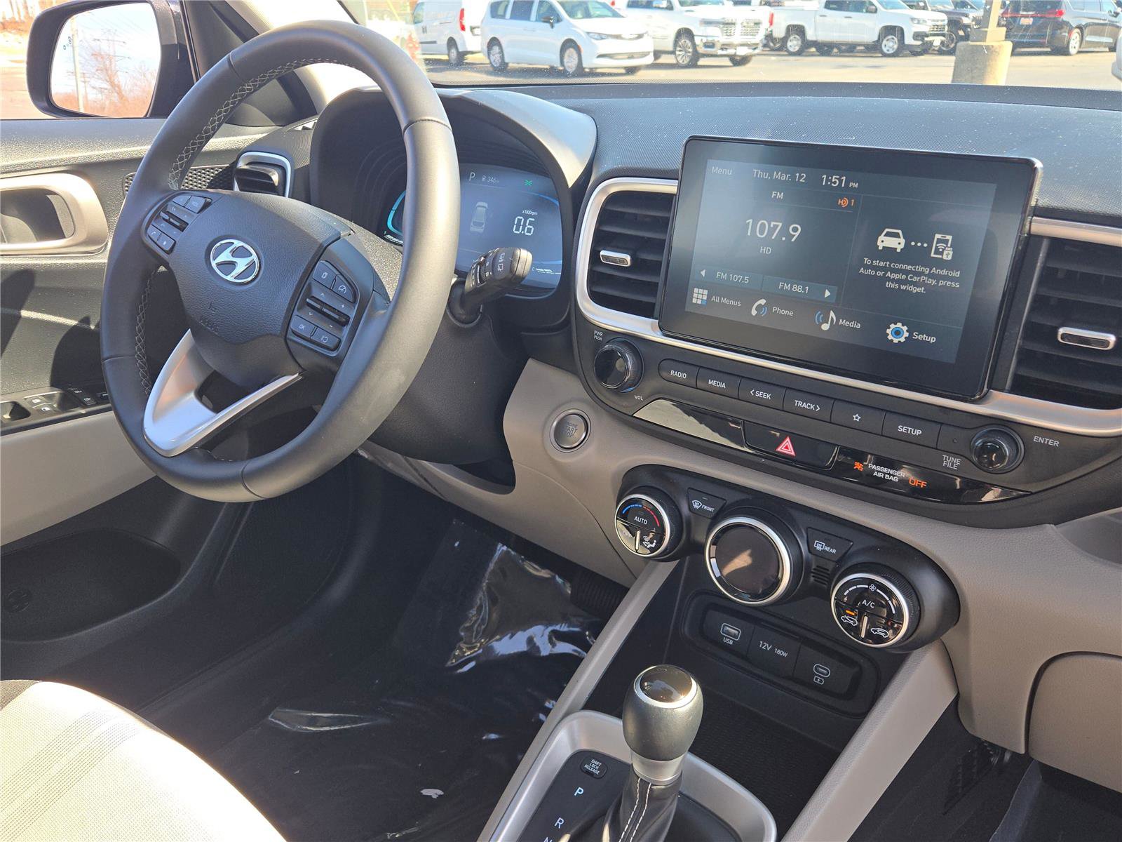 Used 2025 Hyundai Venue SEL image 8