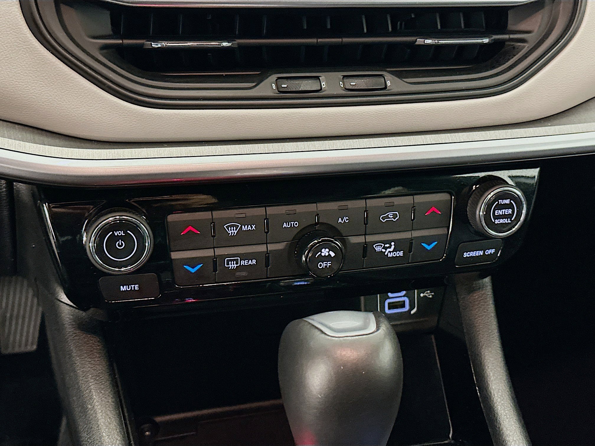 Used 2025 Jeep Compass Limited image 23