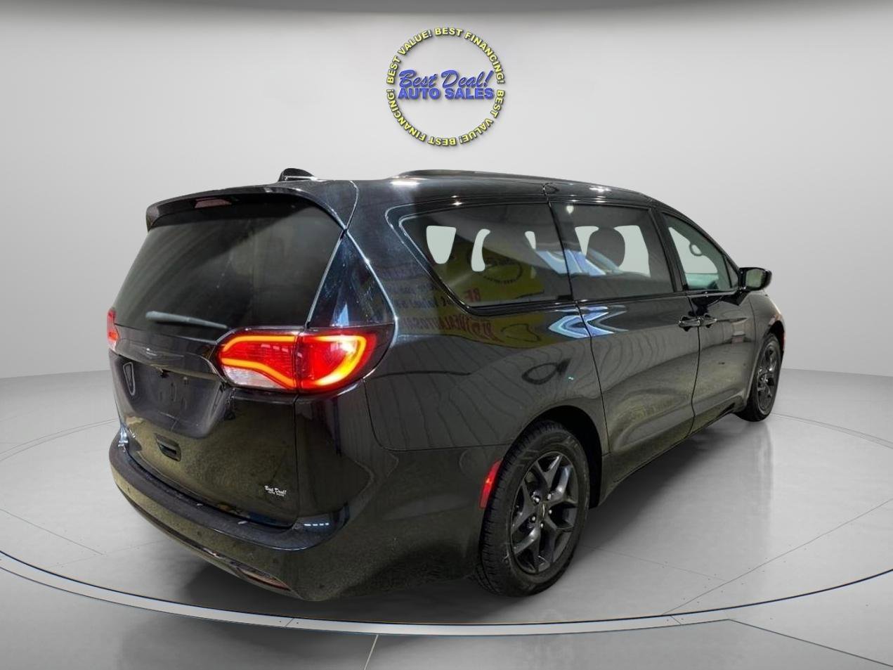 Used 2018 Chrysler Pacifica Touring-L w/ Premium Audio Group FWD image 5