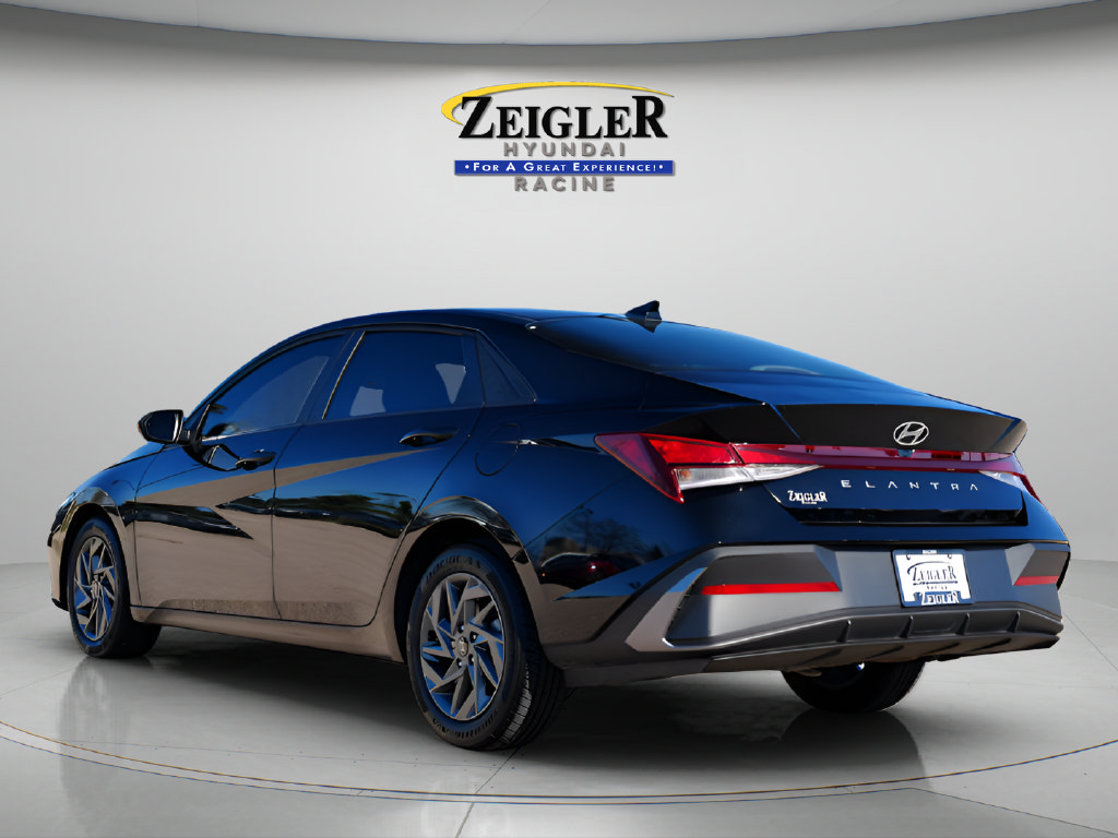 Certified 2024 Hyundai Elantra SEL FWD image 5