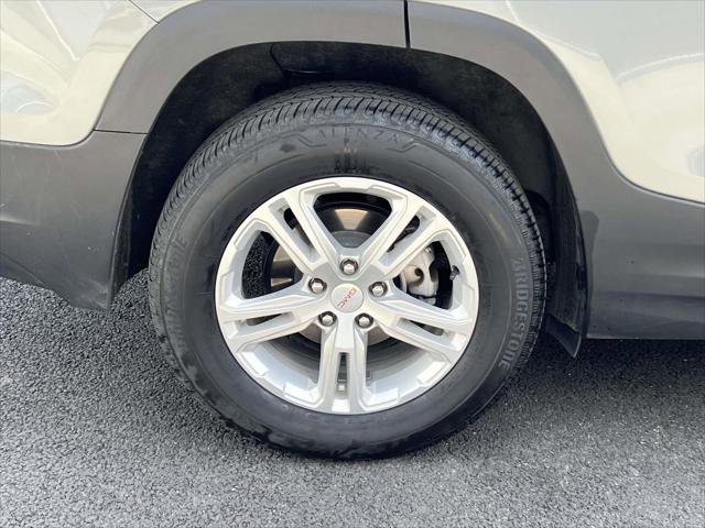 Used 2023 GMC Terrain SLE w/ Driver Convenience Package image 7