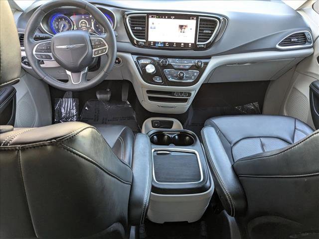 Used 2023 Chrysler Pacifica Touring-L image 16