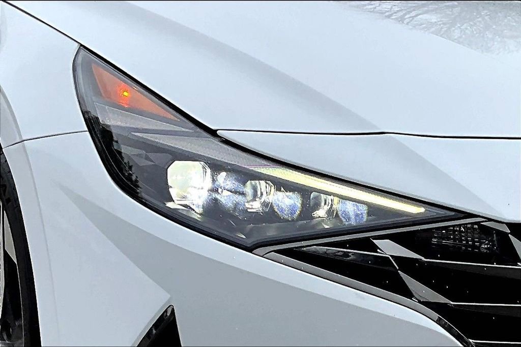 Used 2021 Hyundai Elantra Limited image 30