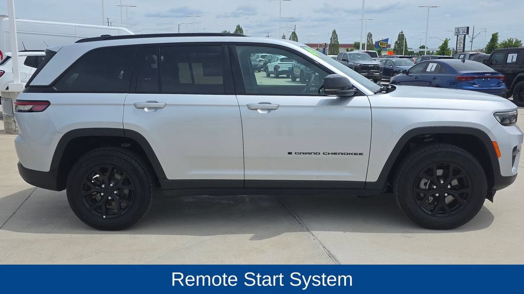 Used 2025 Jeep Grand Cherokee Altitude AWD/4WD image 7