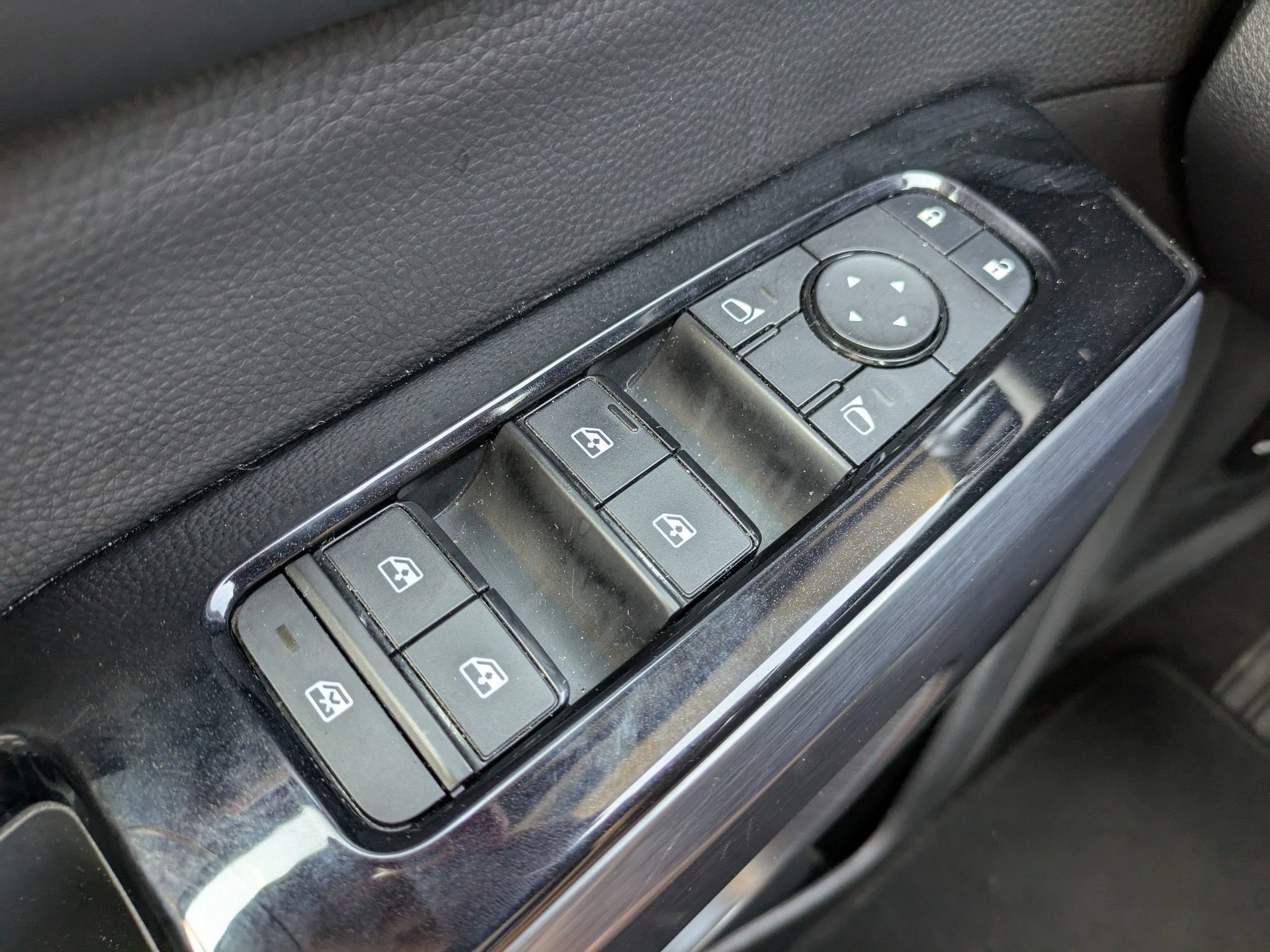 Certified 2025 Nissan Pathfinder SL FWD image 25