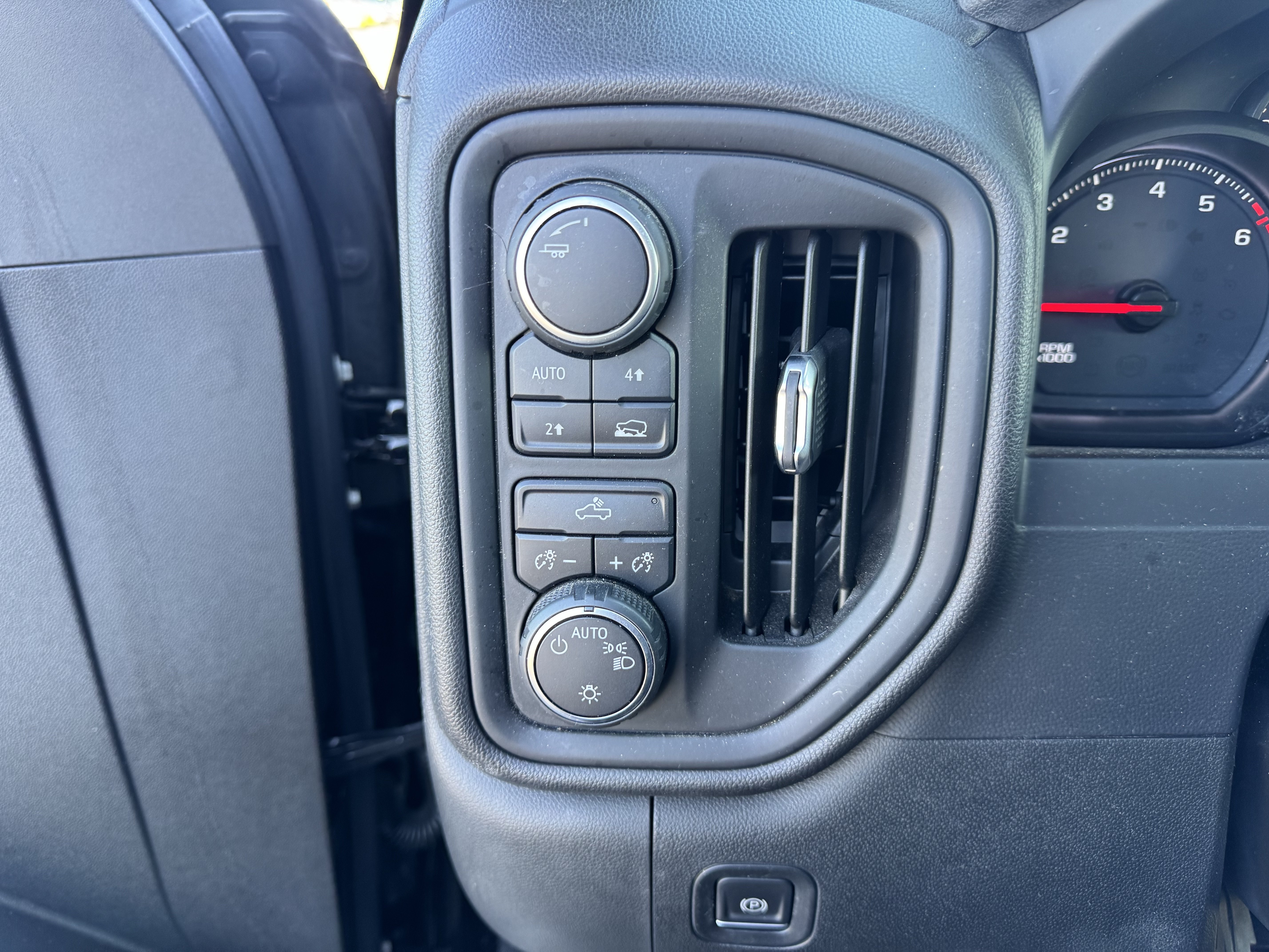 Used 2020 Chevrolet Silverado 1500 Custom w/ Custom Value Package AWD/4WD image 19