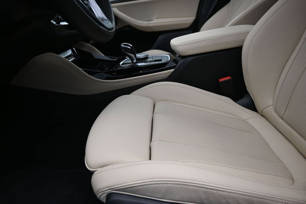 Certified 2025 BMW X4 xDrive30i w/ Premium Package AWD/4WD image 13