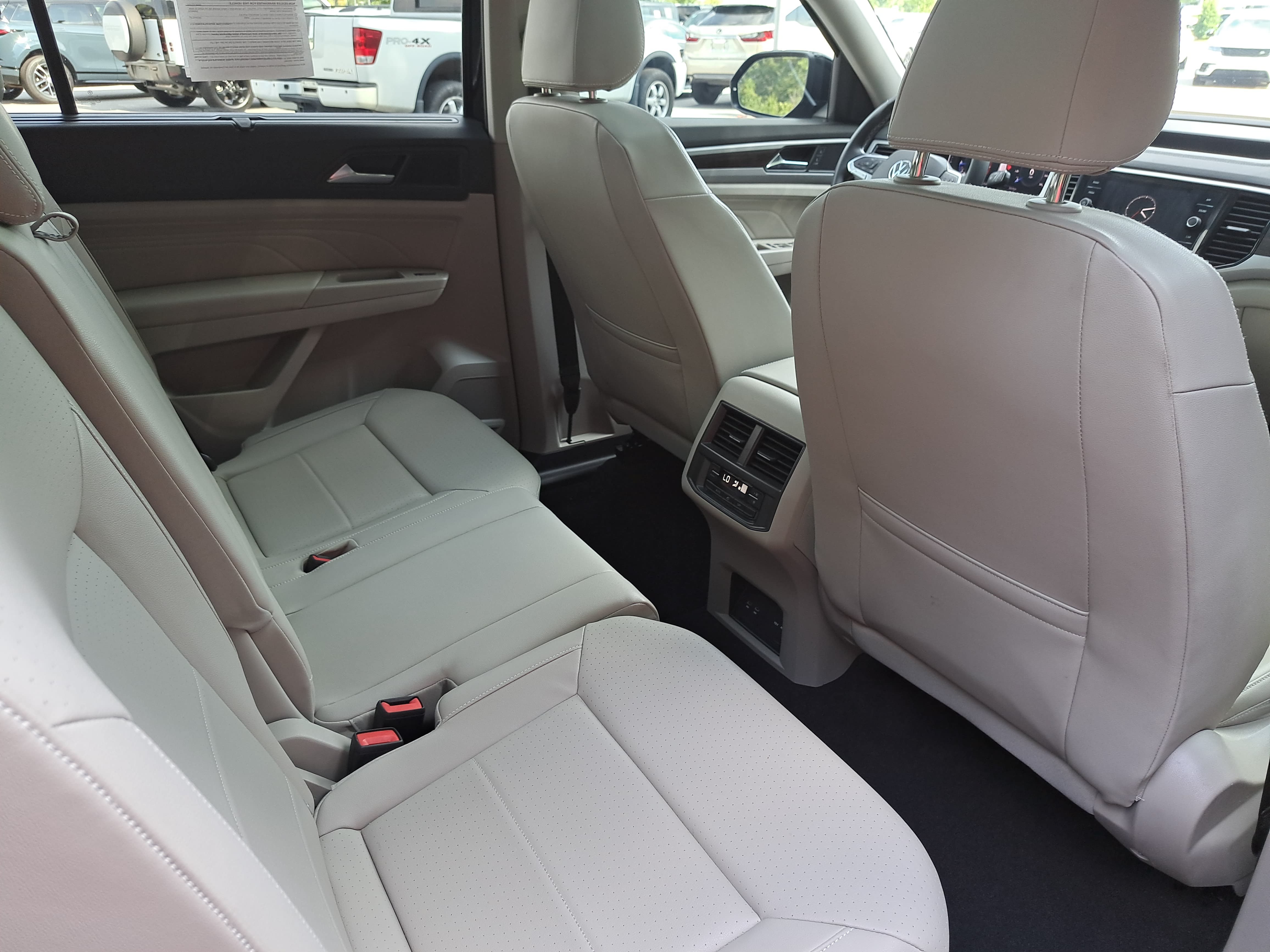 Used 2023 Volkswagen Atlas SE w/ Panoramic Sunroof Package FWD image 11