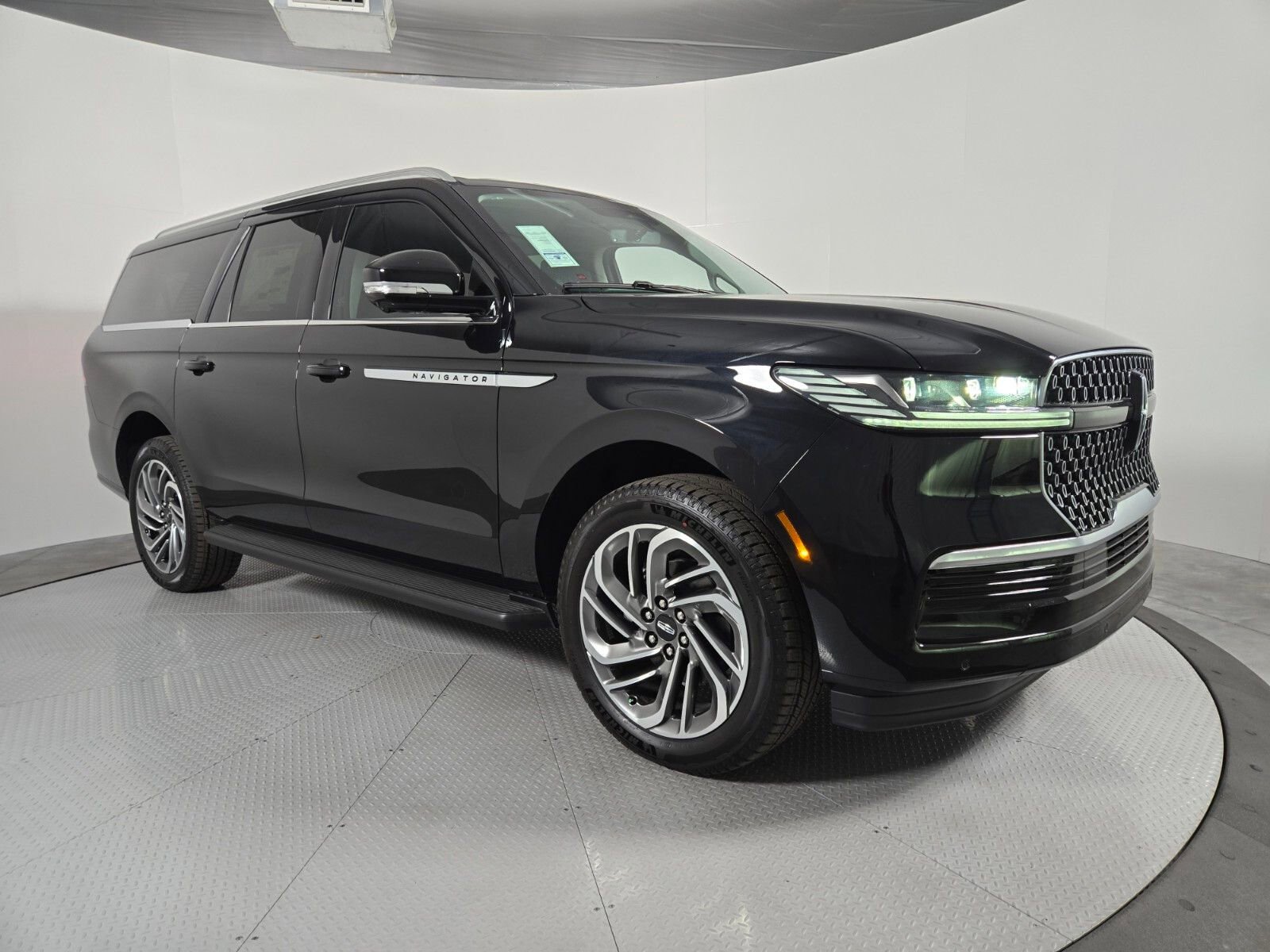 New 2026 Lincoln Navigator L Premier AWD/4WD image 2