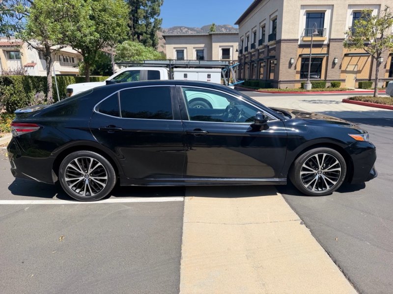 Used 2019 Toyota Camry SE FWD image 4