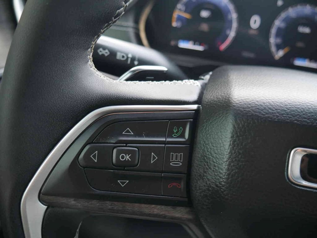 Certified 2025 Jeep Grand Cherokee Limited w/ Luxury Tech Group II AWD/4WD image 40