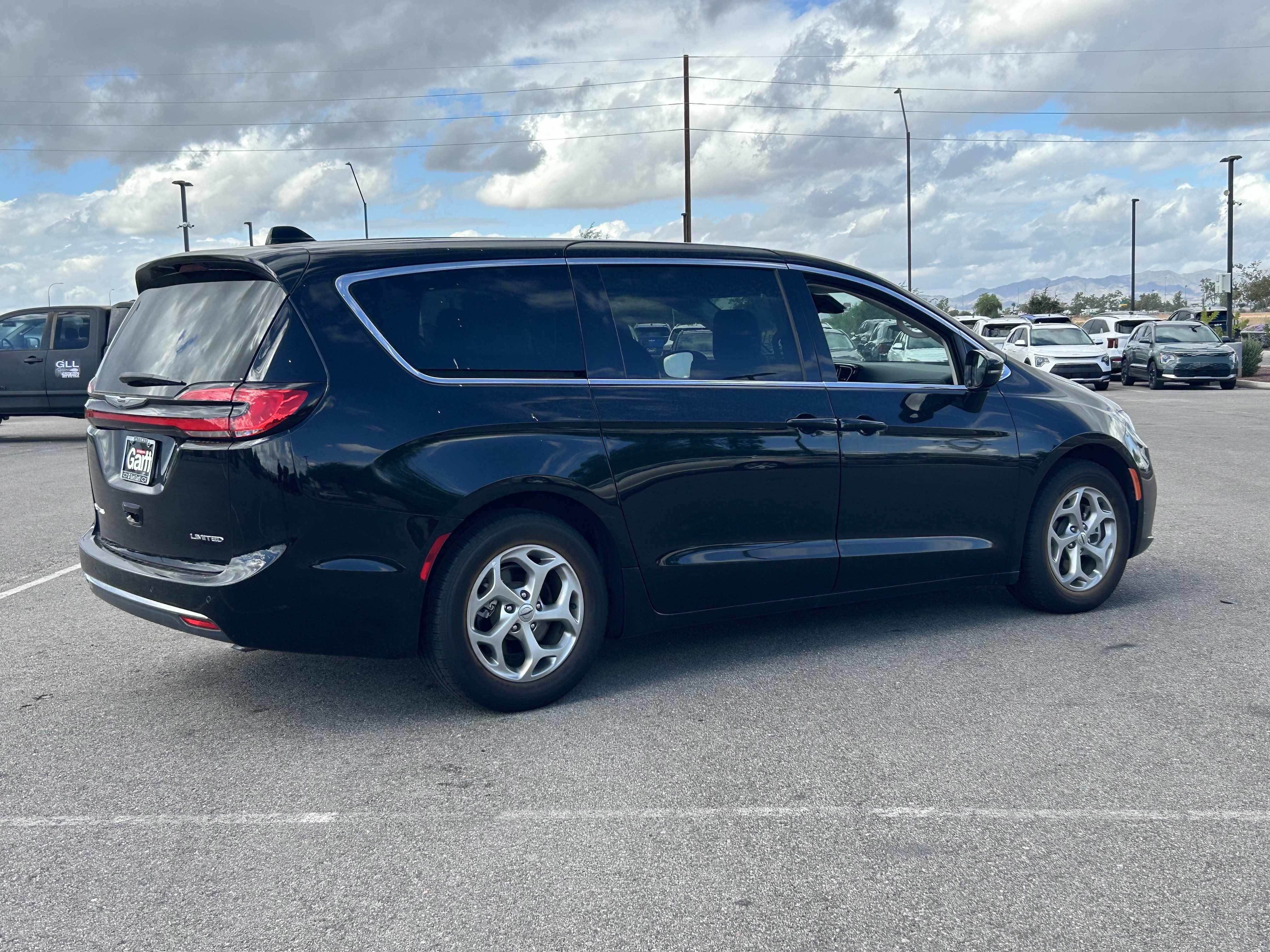 Used 2024 Chrysler Pacifica Limited FWD image 5