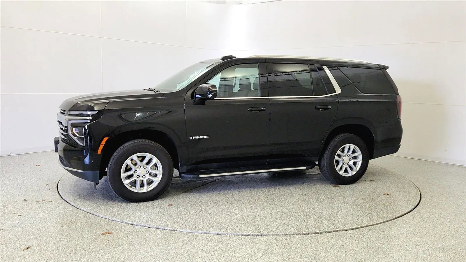 Used 2025 Chevrolet Tahoe LT AWD/4WD image 4